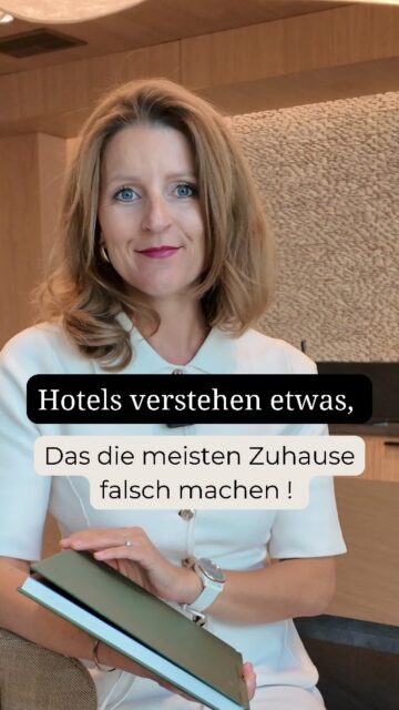 Du kommst ins Hotel und atmest sofort durch.

Nicht weil du Urlaub hast. Sondern weil der Raum es dir erlaubt.

Kein Stapel Post auf dem Sideboard. Kein Krimskrams, der nach Erledigung schreit. Nur: Ruhe. Klarheit. Luft.

Dein Zuhause könnte sich genauso anfühlen. Nicht mit mehr Geld sondern mit weniger Zeug und mehr Absicht.

Raumgestaltung ist kein Luxus. Es ist das, was zwischen „ich funktioniere" und „ich lebe" entscheidet.

👇 Speicher diesen Post, wenn du weißt, wovon ich rede.

#hoteldesign #hoteldecor #interiordesign #fengshui #schönerwohnen